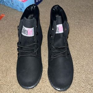 Steel toe womens work shoes, size 7.5.